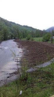 ABA Crişuri decolmatează râurile şi văile din Bihor, pentru a preveni inundaţiile (FOTO)