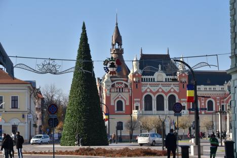 Crăciun cu straie noi: 'Supercoroana' Oradiei şi alte decoraţiuni de sărbătoare au fost instalate în oraş (FOTO)