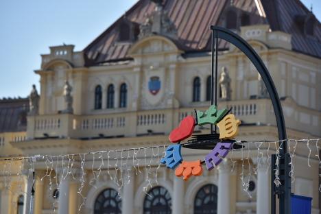 Crăciun cu straie noi: 'Supercoroana' Oradiei şi alte decoraţiuni de sărbătoare au fost instalate în oraş (FOTO)
