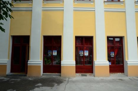 Spargere la PSD: În noaptea de dinaintea alegerilor, geamul sediului PSD Oradea a fost spart cu un bolovan