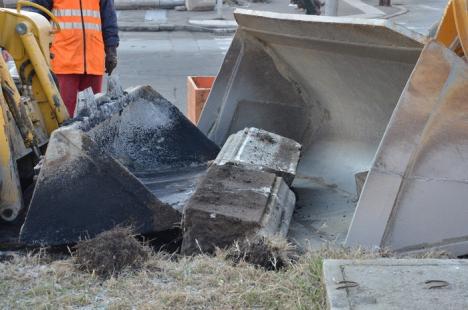 Vremea demolării: Constructorii au dezafectat linia şi staţia de tramvai de lângă Primărie şi au băgat excavatoarele în Piaţa Unirii (FOTO)