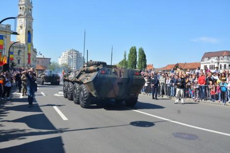 Defilare militară nemaivăzută în Oradea, cu TAB-uri, tunuri, elicoptere Puma şi cavaleria Jandarmeriei, dar fără MIG-uri (FOTO / VIDEO)