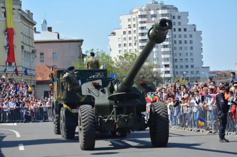 Defilare militară nemaivăzută în Oradea, cu TAB-uri, tunuri, elicoptere Puma şi cavaleria Jandarmeriei, dar fără MIG-uri (FOTO / VIDEO)