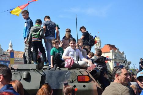 Defilare militară nemaivăzută în Oradea, cu TAB-uri, tunuri, elicoptere Puma şi cavaleria Jandarmeriei, dar fără MIG-uri (FOTO / VIDEO)