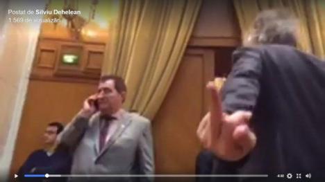 Reacţie de PSD-ist în timpul discursului preşedintelui Klaus Iohannis: Liviu Tit Brăiloiu a arătat degetul mijlociu (VIDEO)