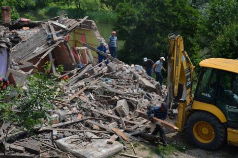 Cantonul CFR de la podul feroviar din zona Silvaş a fost demolat (FOTO/VIDEO)