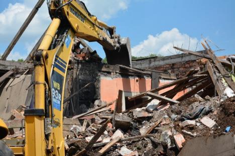 Cantonul CFR de la podul feroviar din zona Silvaş a fost demolat (FOTO/VIDEO)