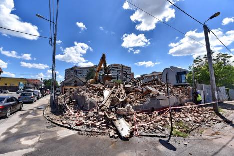 Fac loc pasajului subteran! A început demolarea caselor de la intersecţia străzilor Tudor Vladimirescu cu Decebal din Oradea (FOTO)