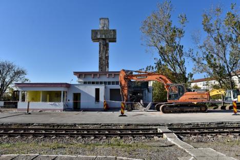 Gara Velența, demolată. În locul ei va fi construită o clădire nouă (FOTO/VIDEO)