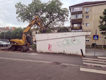 Altele la rând! Garajele din beton de pe strada Fagului au fost demolate (FOTO / VIDEO)