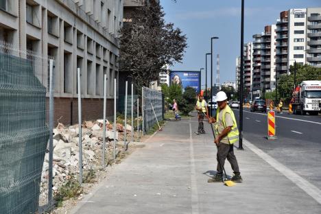 Se demolează fațada fostei Imprimerii de Vest din Oradea. Pe amplasament vor fi ridicate blocuri cu 8 și 11 etaje (FOTO/VIDEO)