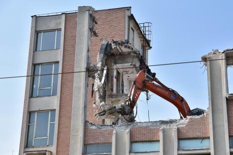 Se demolează fațada fostei Imprimerii de Vest din Oradea. Pe amplasament vor fi ridicate blocuri cu 8 și 11 etaje (FOTO/VIDEO)