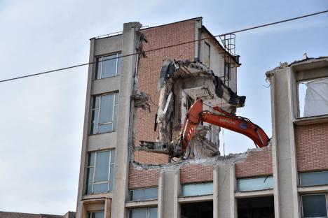 Se demolează fațada fostei Imprimerii de Vest din Oradea. Pe amplasament vor fi ridicate blocuri cu 8 și 11 etaje (FOTO/VIDEO)