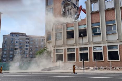 Se demolează fațada fostei Imprimerii de Vest din Oradea. Pe amplasament vor fi ridicate blocuri cu 8 și 11 etaje (FOTO/VIDEO)