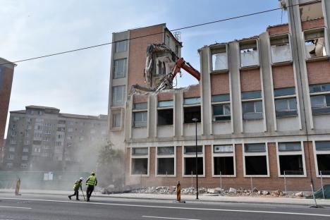 Se demolează fațada fostei Imprimerii de Vest din Oradea. Pe amplasament vor fi ridicate blocuri cu 8 și 11 etaje (FOTO/VIDEO)