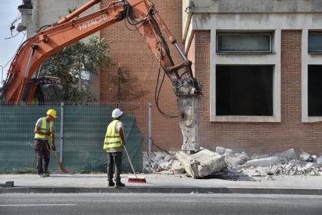 Se demolează fațada fostei Imprimerii de Vest din Oradea. Pe amplasament vor fi ridicate blocuri cu 8 și 11 etaje (FOTO/VIDEO)