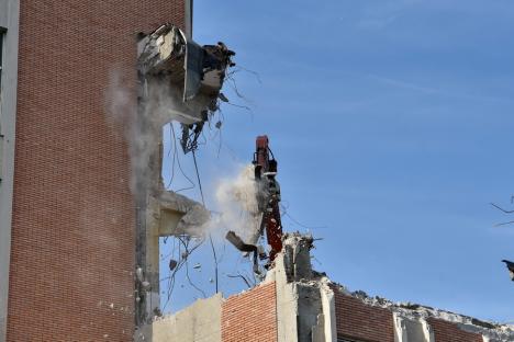 Se demolează fațada fostei Imprimerii de Vest din Oradea. Pe amplasament vor fi ridicate blocuri cu 8 și 11 etaje (FOTO/VIDEO)