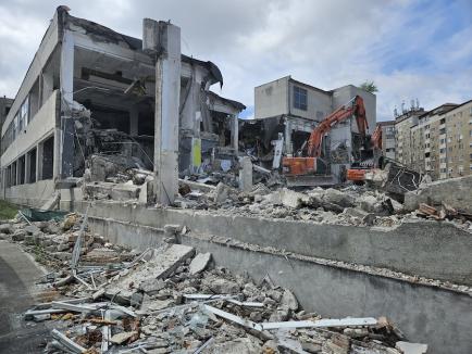 Constructorii au început demolarea fostei Imprimerii de Vest din Oradea. Vezi cum arată! (FOTO / VIDEO)