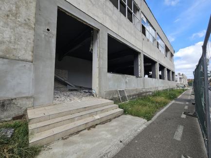 Constructorii au început demolarea fostei Imprimerii de Vest din Oradea. Vezi cum arată! (FOTO / VIDEO)