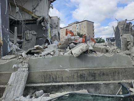 Constructorii au început demolarea fostei Imprimerii de Vest din Oradea. Vezi cum arată! (FOTO / VIDEO)