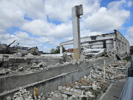 Constructorii au început demolarea fostei Imprimerii de Vest din Oradea. Vezi cum arată! (FOTO / VIDEO)