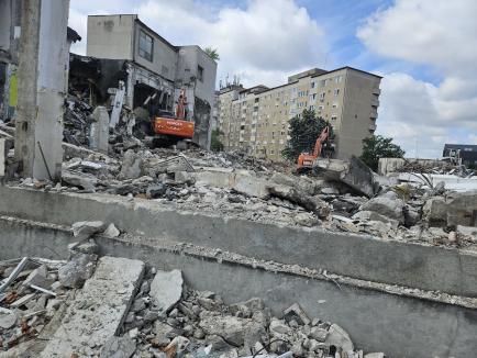 Constructorii au început demolarea fostei Imprimerii de Vest din Oradea. Vezi cum arată! (FOTO / VIDEO)