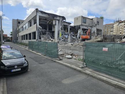 Constructorii au început demolarea fostei Imprimerii de Vest din Oradea. Vezi cum arată! (FOTO / VIDEO)