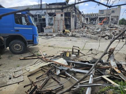 Constructorii au început demolarea fostei Imprimerii de Vest din Oradea. Vezi cum arată! (FOTO / VIDEO)