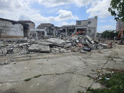 Constructorii au început demolarea fostei Imprimerii de Vest din Oradea. Vezi cum arată! (FOTO / VIDEO)