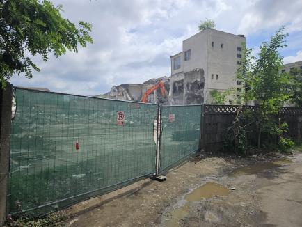 Constructorii au început demolarea fostei Imprimerii de Vest din Oradea. Vezi cum arată! (FOTO / VIDEO)