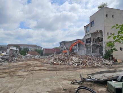 Constructorii au început demolarea fostei Imprimerii de Vest din Oradea. Vezi cum arată! (FOTO / VIDEO)