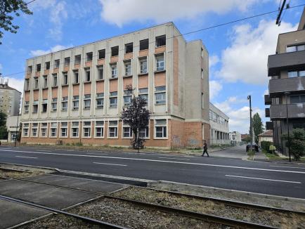 Constructorii au început demolarea fostei Imprimerii de Vest din Oradea. Vezi cum arată! (FOTO / VIDEO)