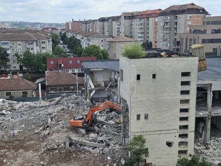 Constructorii au început demolarea fostei Imprimerii de Vest din Oradea. Vezi cum arată! (FOTO / VIDEO)