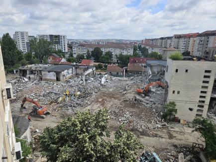 Constructorii au început demolarea fostei Imprimerii de Vest din Oradea. Vezi cum arată! (FOTO / VIDEO)