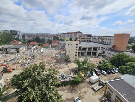 Constructorii au început demolarea fostei Imprimerii de Vest din Oradea. Vezi cum arată! (FOTO / VIDEO)