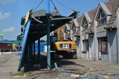 Constructorii au început demolarea pieţei Ioşia din Oradea pentru a face loc unui hypermarket (FOTO VIDEO)
