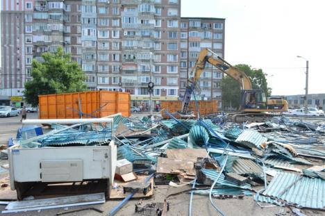 Constructorii au început demolarea pieţei Ioşia din Oradea pentru a face loc unui hypermarket (FOTO VIDEO)