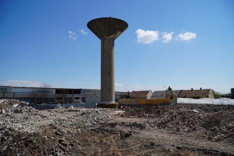 „Împușcat” la pământ! Turnul de apă de la fosta fabrică Avântul din Oradea a fost demolat (FOTO/VIDEO)