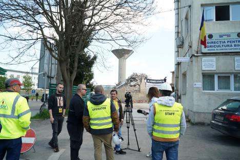 „Împușcat” la pământ! Turnul de apă de la fosta fabrică Avântul din Oradea a fost demolat (FOTO/VIDEO)