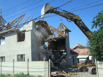O vilă ridicată ilegal în Oradea a fost demolată cu excavatorul (FOTO)