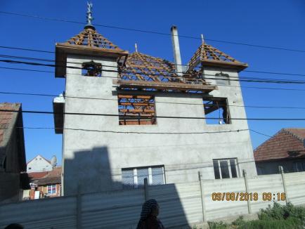 O vilă ridicată ilegal în Oradea a fost demolată cu excavatorul (FOTO)