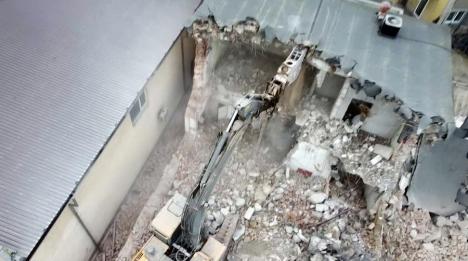 Ruinele fostei clădiri Avântul din Oradea au fost demolate pentru a face loc unui bloc de locuinţe (FOTO)