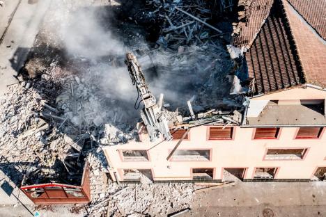 IMAGINI SPECTACULOASE: Primăria Oradea a demolat un bloc din Nufărul ca să facă... parcări (FOTO / VIDEO)