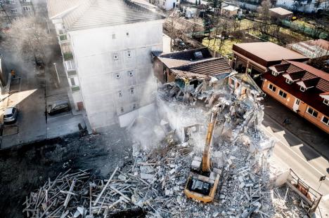 IMAGINI SPECTACULOASE: Primăria Oradea a demolat un bloc din Nufărul ca să facă... parcări (FOTO / VIDEO)