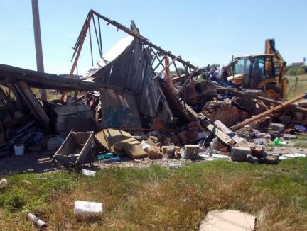 Au băgat buldozerul! Primăria a demolat o casă construită ilegal în cartierul Tineretului (FOTO)