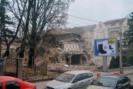 Fostul cinematograf Crişana a fost demolat pentru a face loc unui bloc (FOTO)