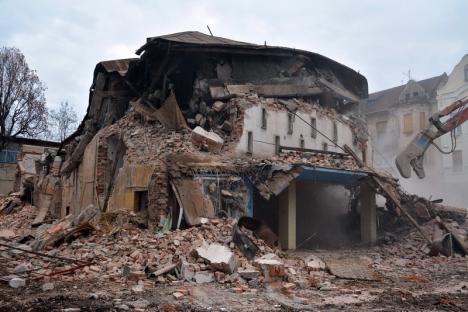 Fostul cinematograf Crişana a fost demolat pentru a face loc unui bloc (FOTO)
