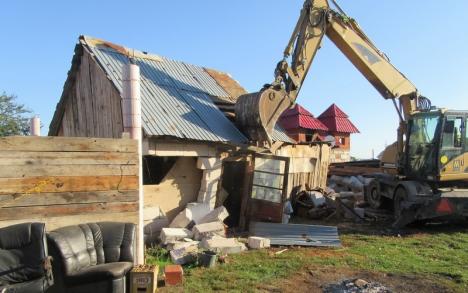 Şapte construcţii ridicate ilegal în strada Apateului din Oradea au fost demolate cu excavatorul