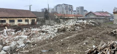 Primăria Oradea demolează barăcile grănicerilor pentru a face loc viitorului spital de infecţioase (FOTO)