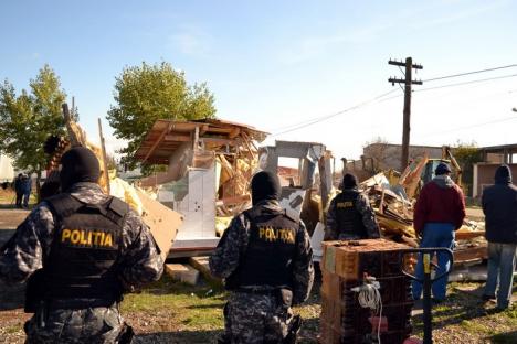 Cu mascaţii! Angajaţii Primăriei Oradea au chemat trupele de intervenţie pentru a putea demola o baracă ilegală din Episcopia (FOTO / VIDEO)